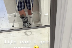 15岁小鲁尼社媒晒照拄拐：生活无法比这更糟糕了