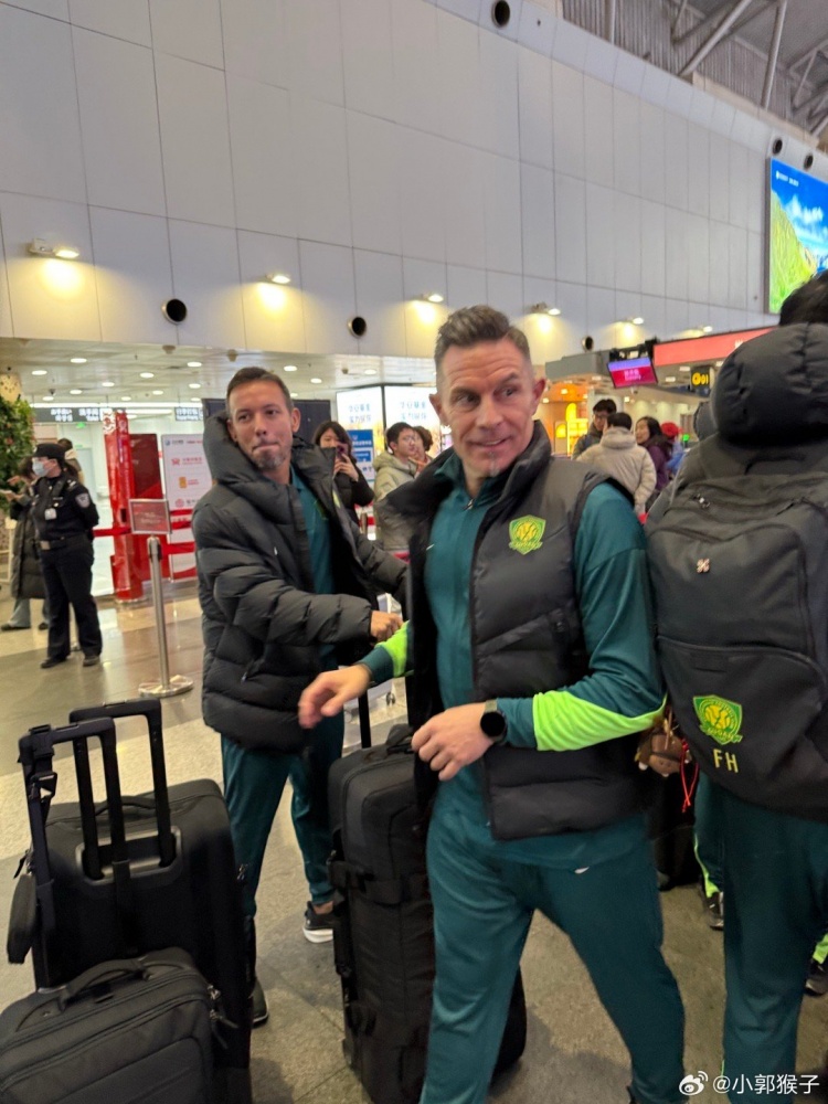九游体育登录-球迷晒照：原成都蓉城教练汉斯、罗德里戈随北京国安出发冬训