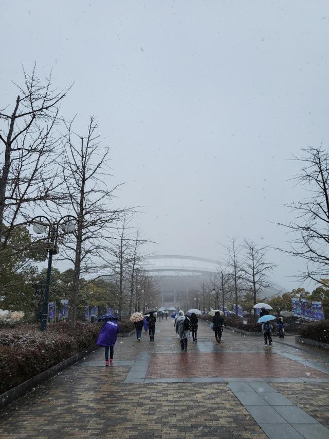 比分直播-广岛的联赛揭幕战: 雪景+烧酒+烤串+围观少女偶像