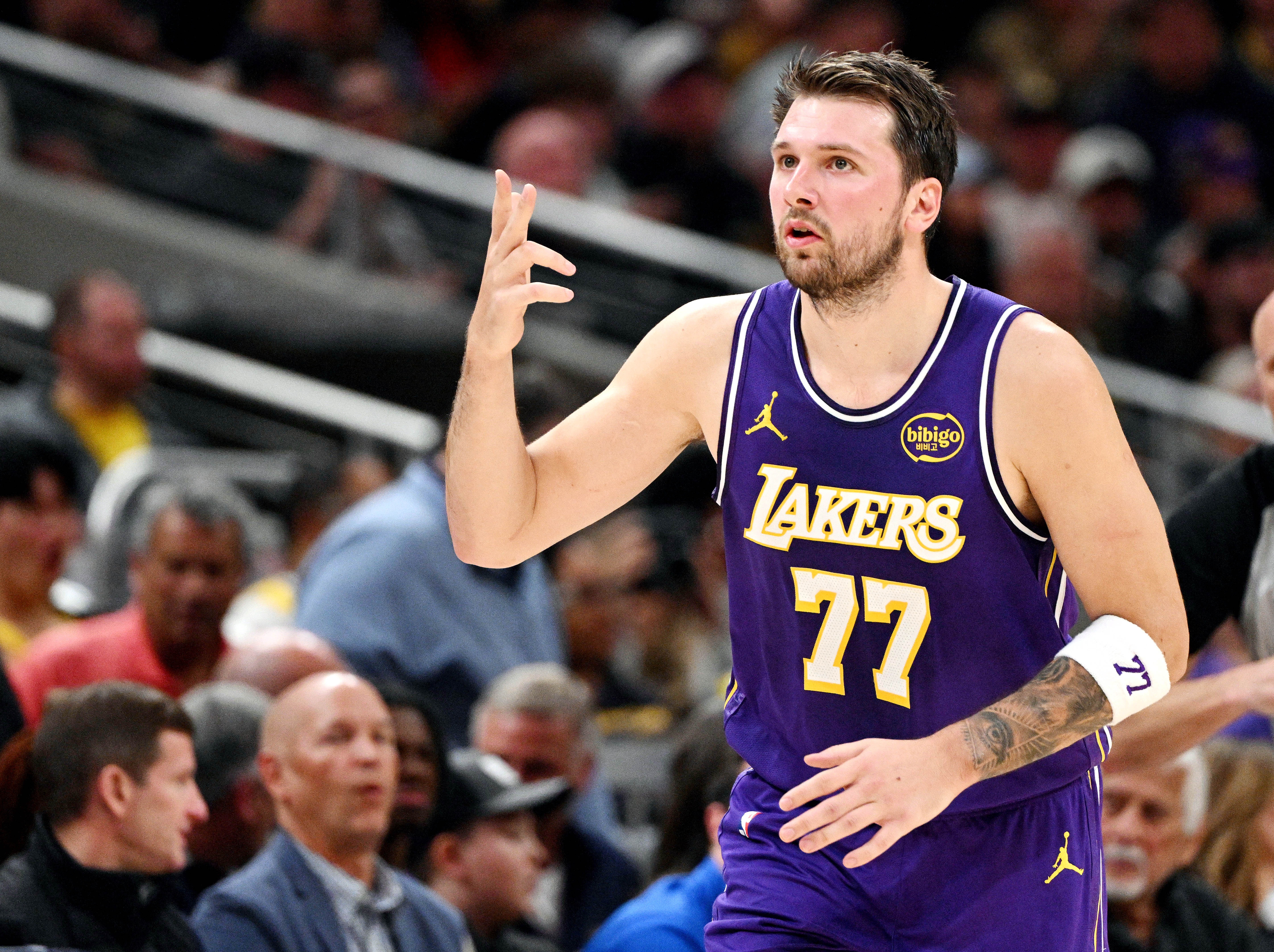 九游体育官网-东契奇的疯狂三月！月最佳球员稳了吧？ 三分回暖后进攻再无死角