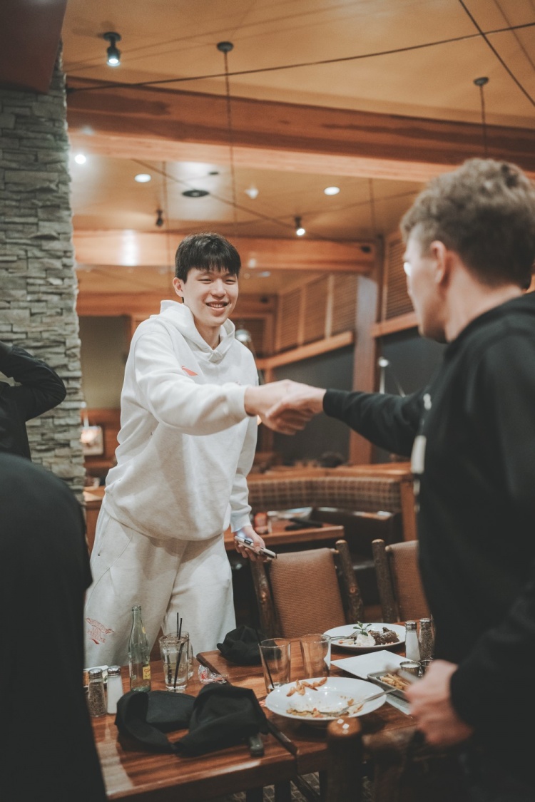 九游体育登录-其乐融融！杨瀚森上周末做东 请混音队全队聚餐🍽️