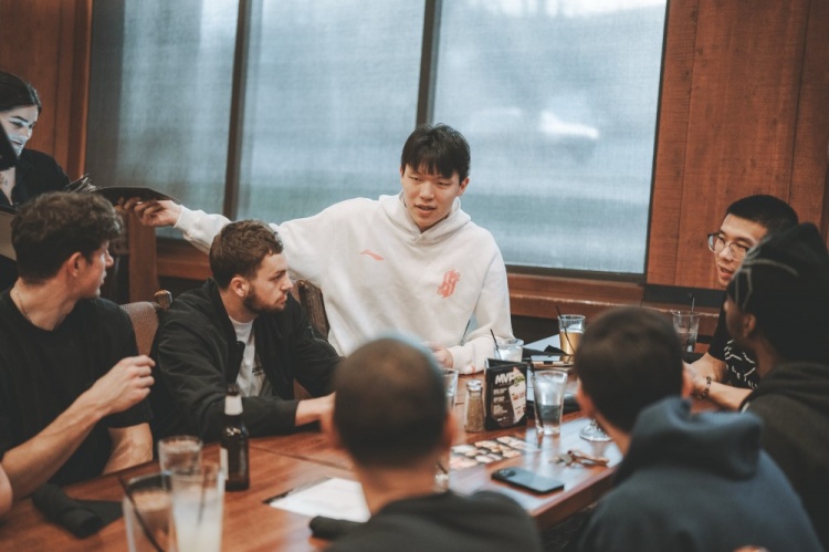 九游体育登录-其乐融融！杨瀚森上周末做东 请混音队全队聚餐🍽️