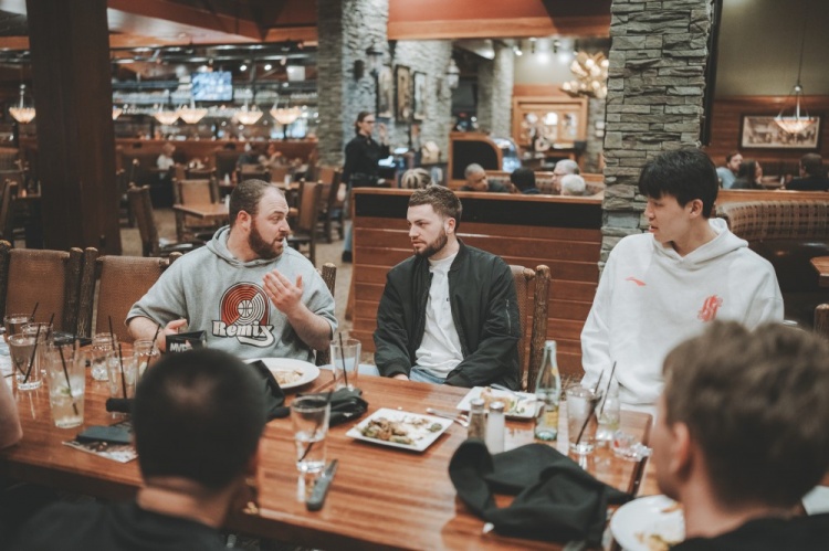 九游体育登录-其乐融融！杨瀚森上周末做东 请混音队全队聚餐🍽️