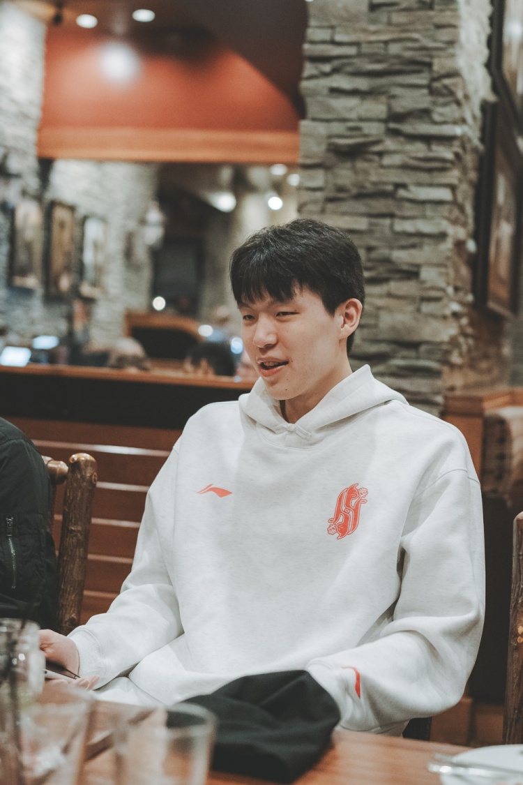 九游体育登录-其乐融融！杨瀚森上周末做东 请混音队全队聚餐🍽️